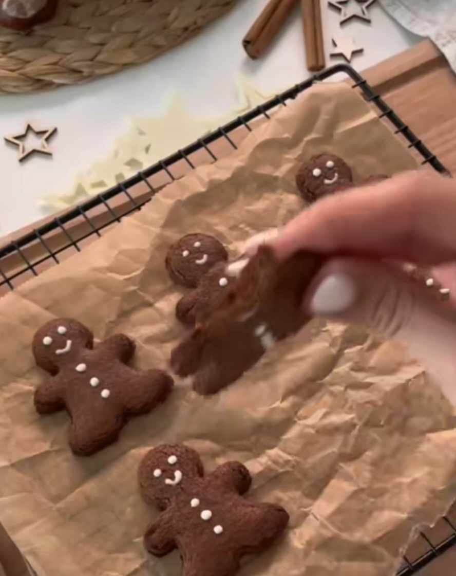 χριστουγεννιάτικα-μπισκότα-με-Nutella-και-4 υλικά-Instagram-TikTok-συνταγή-