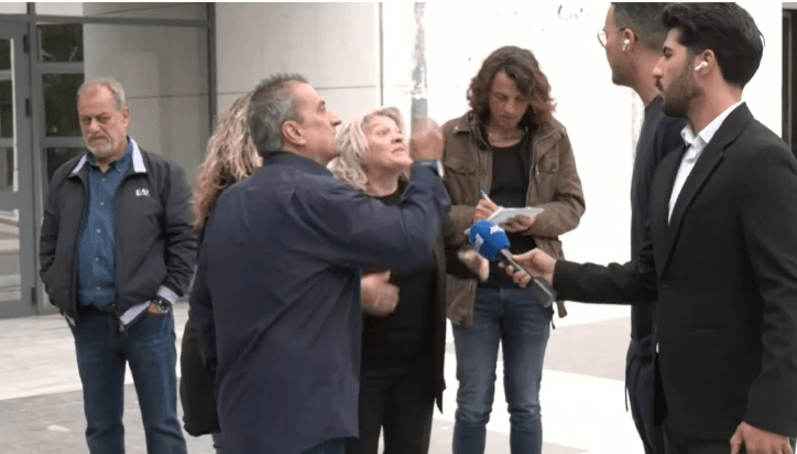 Δίκη Πάτρας: Η οικογένεια της κατηγορουμένης επιτίθεται μπροστά στην κάμερα στον Πέτρο Κουσουλό (Βίντεο)