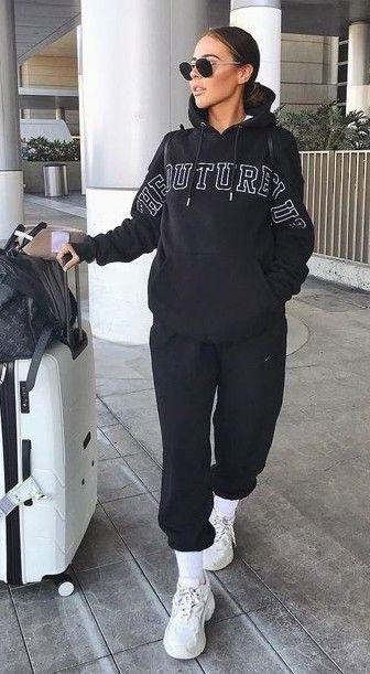 Η Ιφιγένεια Τζολά απο τη Γη της Ελιάς με σούπερ φούτερ σύνολο που λατρέψεις