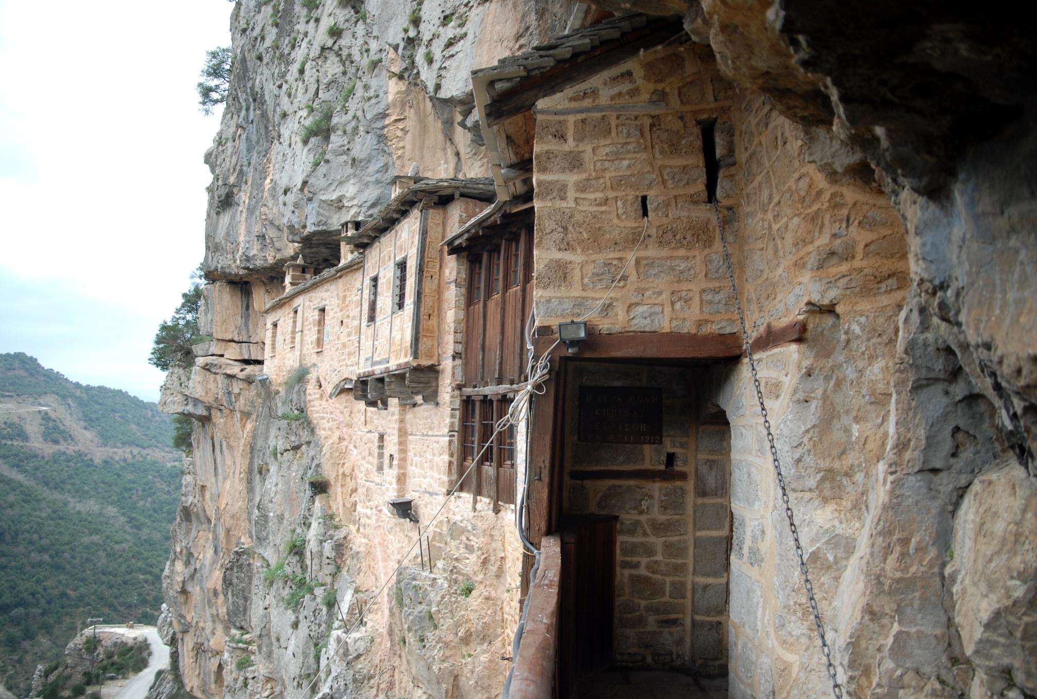 Ιερά Μονή Κηπίνας: Η Μονή που είναι χτισμένη μέσα σε βράχο για τις χειμερινές διακοπές