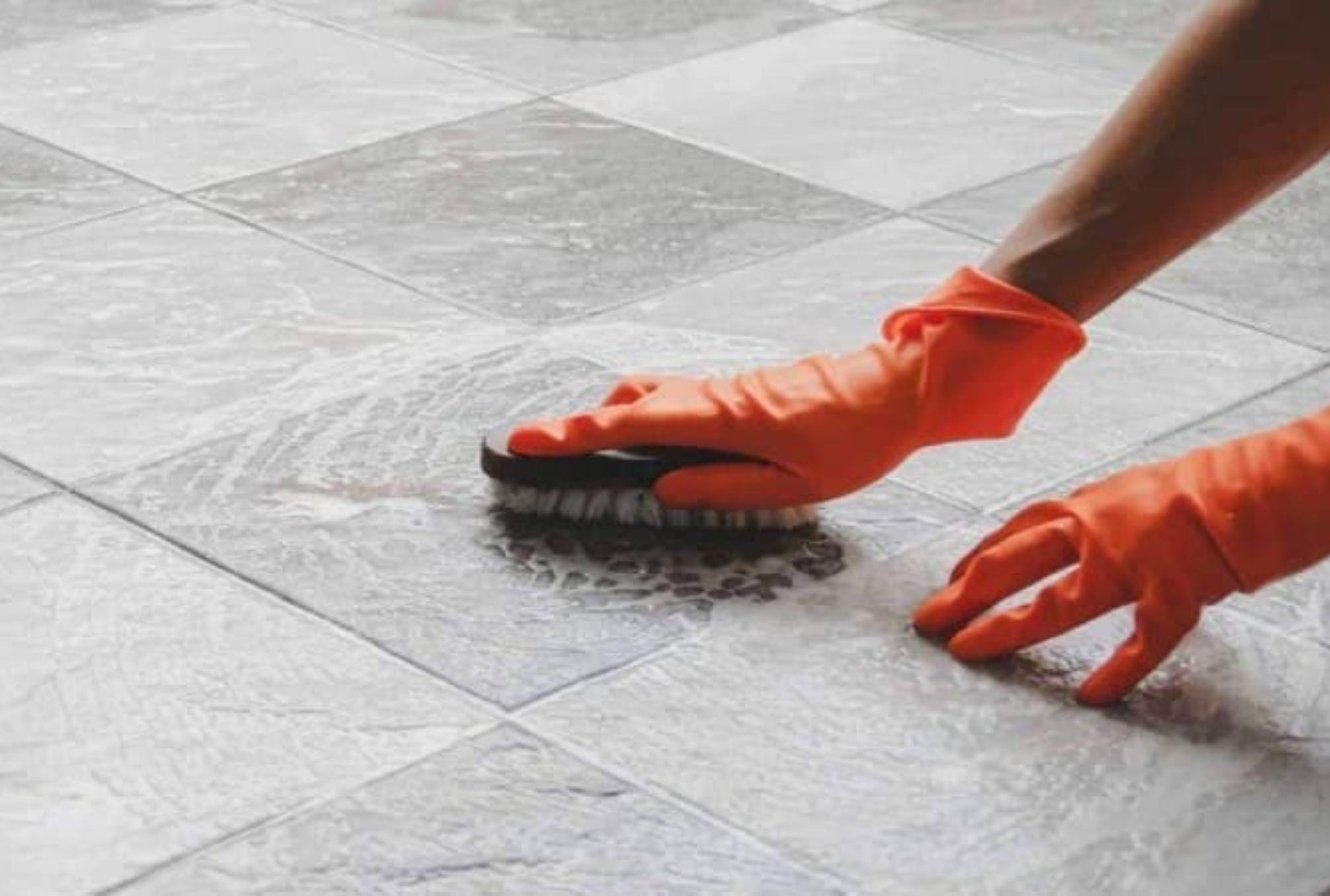 Λάσπη μούχλα και δύσκολη βρωμιά στα πλακάκια του μπαλκονιού: Καθαρίστε τα εύκολα με δυο απλά υλικά