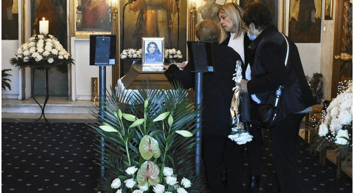 Κάτια Νικολαΐδου: Ανείπωτη θλίψη στο τελευταίο αντίο στην ηθοποιό – Συντετριμμένοι φίλοι και συγγενείς