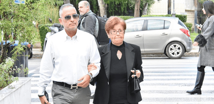 Κάτια Νικολαΐδου: Ανείπωτη θλίψη στο τελευταίο αντίο στην ηθοποιό – Συντετριμμένοι φίλοι και συγγενείς