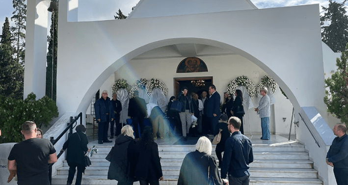 Κάτια Νικολαΐδου: Ανείπωτη θλίψη στο τελευταίο αντίο στην ηθοποιό – Συντετριμμένοι φίλοι και συγγενείς