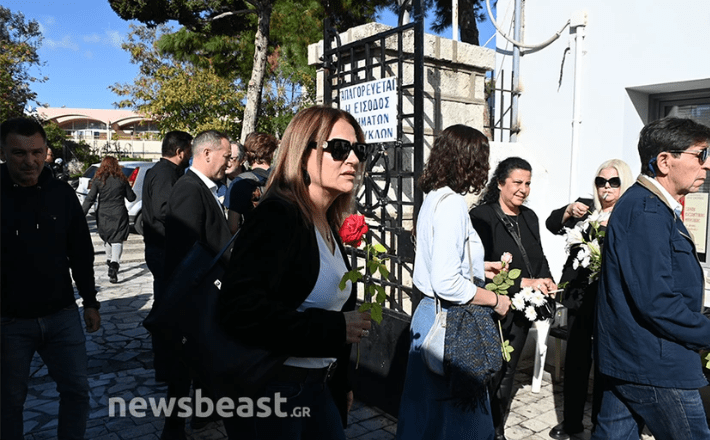 Κάτια Νικολαΐδου: Ανείπωτη θλίψη στο τελευταίο αντίο στην ηθοποιό – Συντετριμμένοι φίλοι και συγγενείς