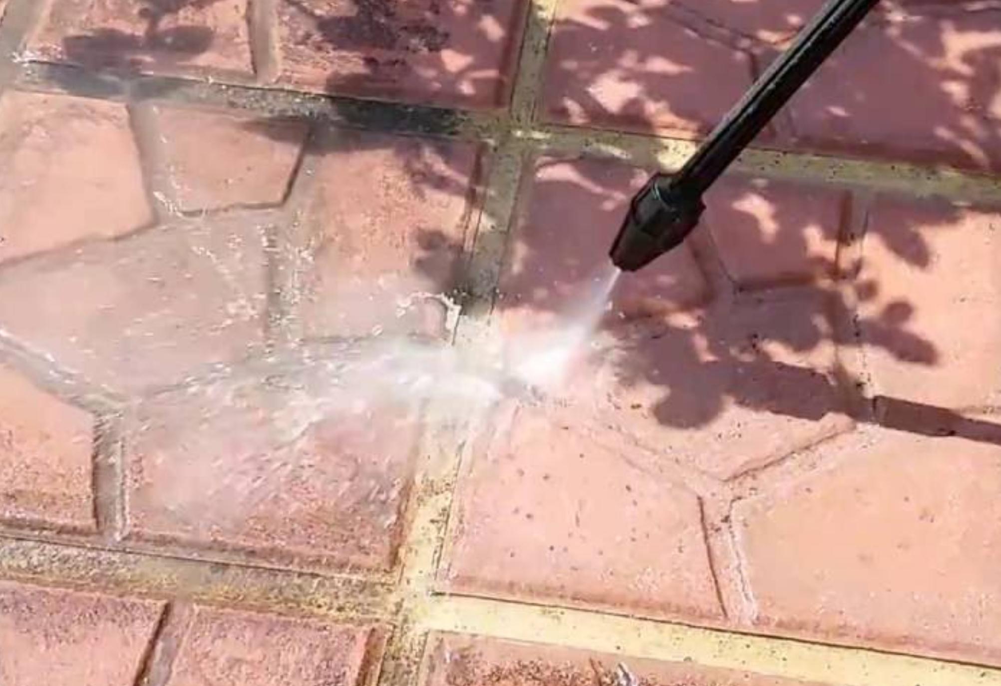 Πρασινάδα μούχλα και λεκέδες από σάπια φύλλα στις πλάκες εξωτερικού χώρου: Κάντε τες σαν καινούριες χωρίς κόπο 