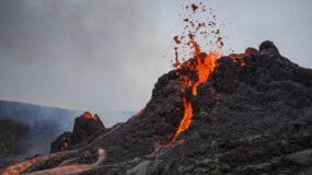  Τρ0μος για μεγάλη έκρηξη ηφαιστείου – Χιλιάδες σεισμοί, εκκενώθηκε πόλη