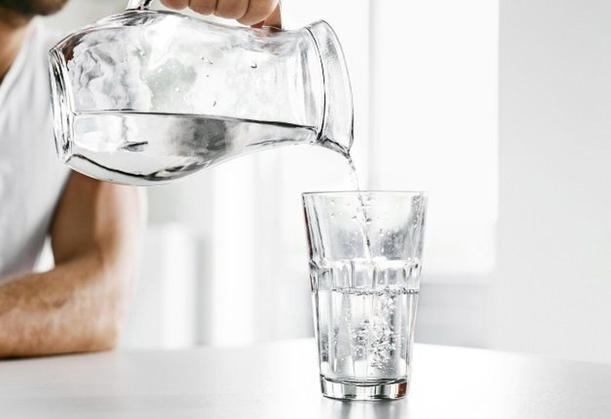 Υπονατριαιμία: Τι είναι ποια τα συμπτώματα και ποιες οι επιπτώσεις της στον εγκέφαλο