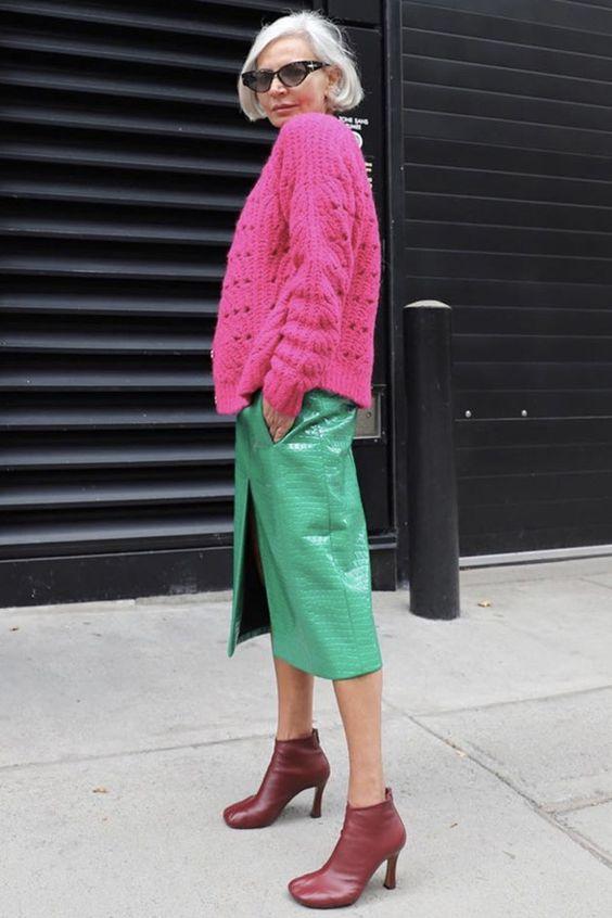 ροζ-πουλόβερ-με-πράσινη-δερμάτινη φούστα-ιδέες-