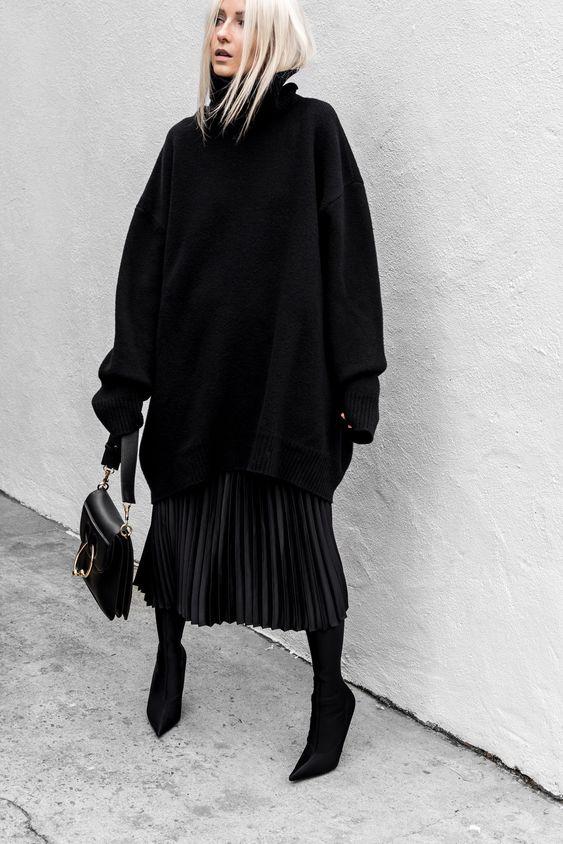 μαύρο-oversized πουλόβερ-με-σατέν-φούστα-με-πιέτες-ιδέες-