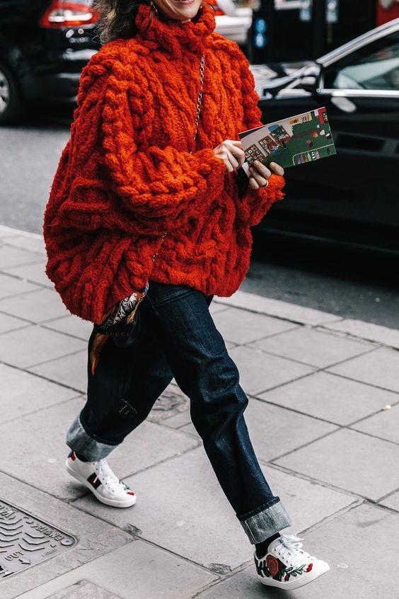 μάλλινο-κόκκινο πουλόβερ-με-τζιν παντελόνι-ιδέες-