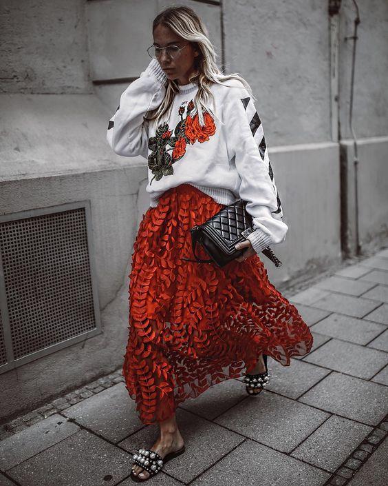 μάξι φούστα-με-λευκό πουλόβερ-ιδέες-