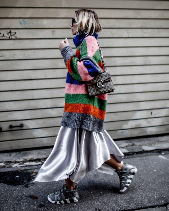 χρωματιστό πουλόβερ-με-γκρι-σατέν-μάξι-φούστα-ιδέες-