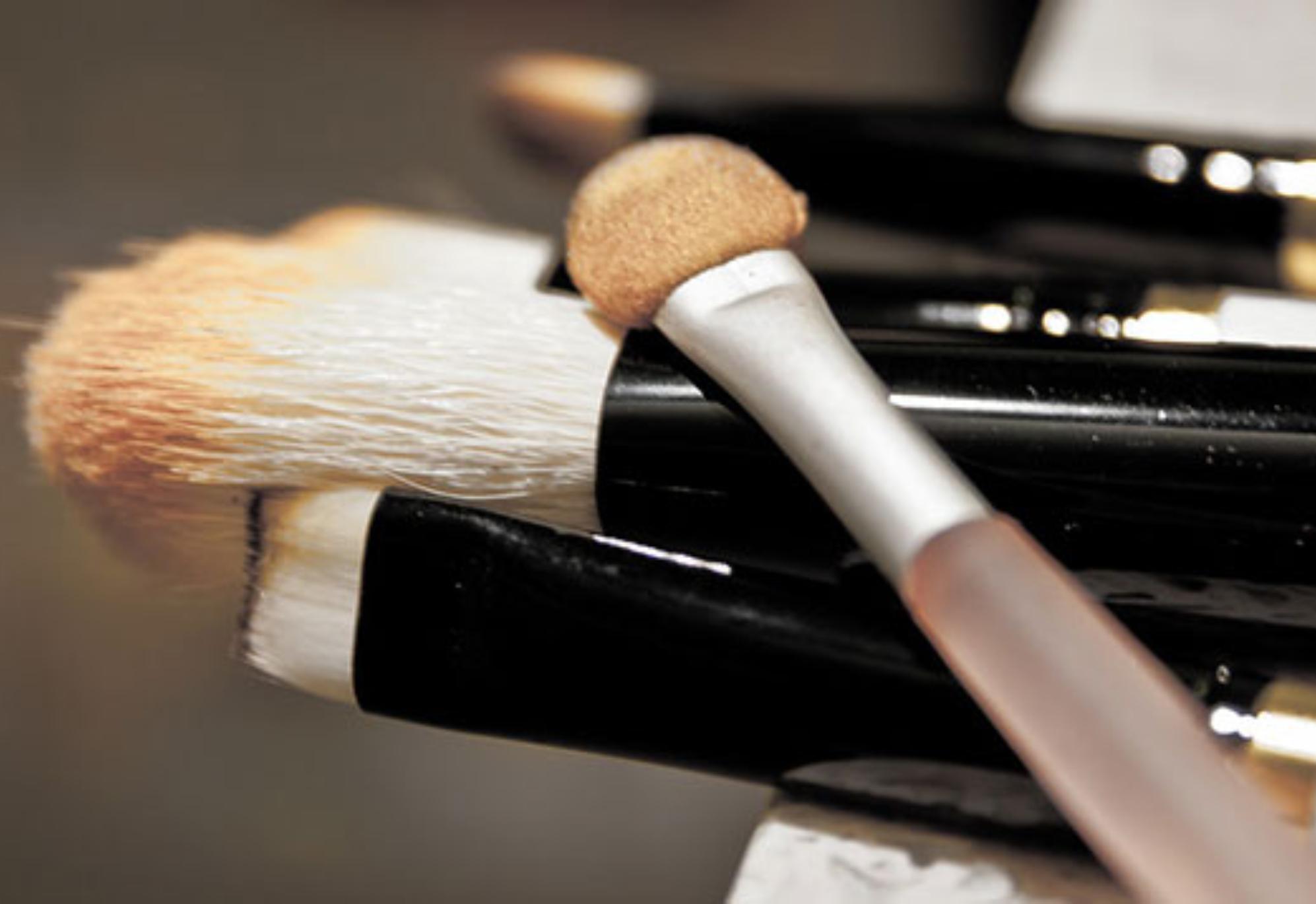 Βρωμιά σκόνη και συσσωρευμένα προϊόντα makeup στα πινέλα του μακιγιάζ: Καθαρίστε τα βήμα βήμα και κάντε τα σαν καινούρια 