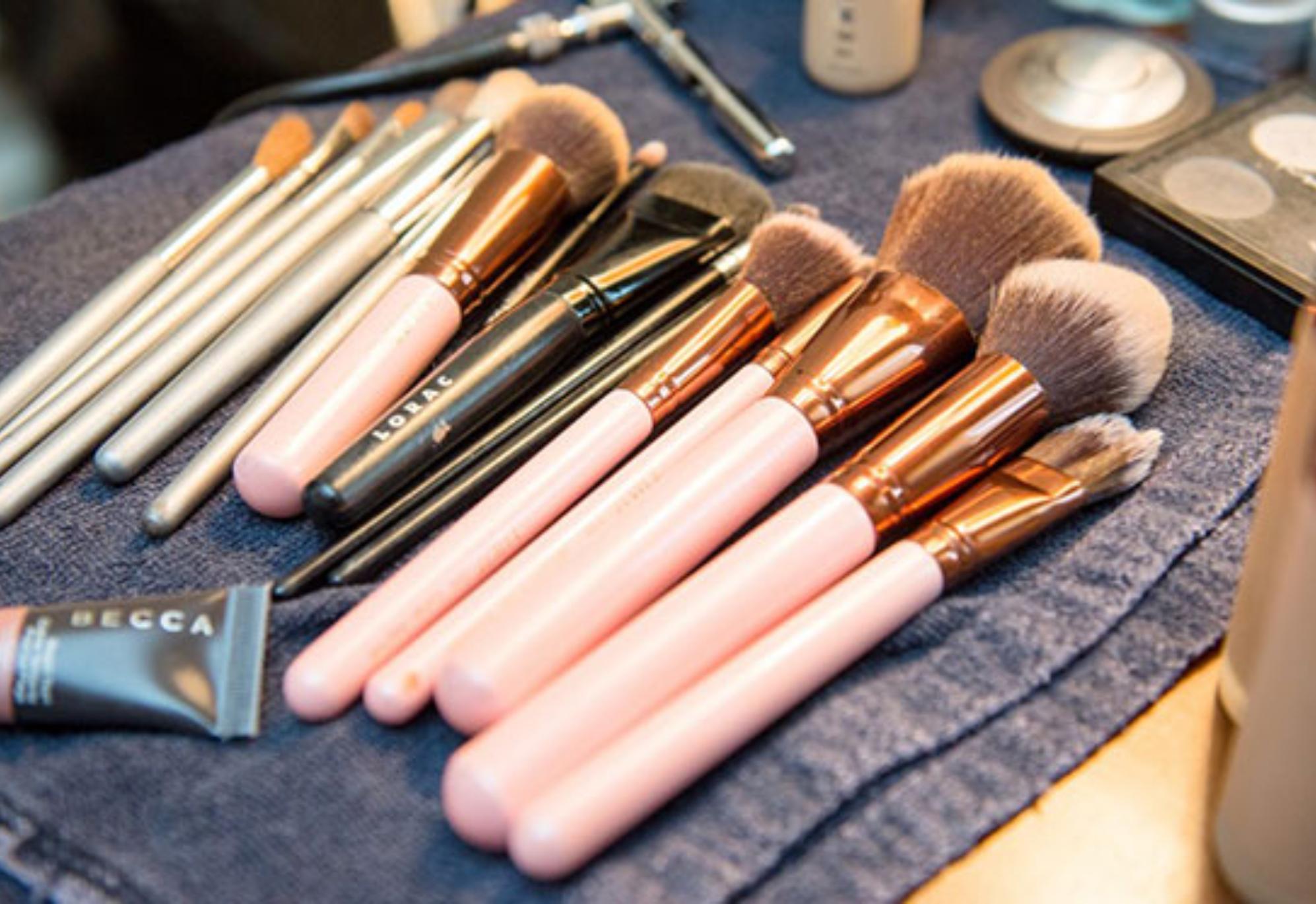 Βρωμιά σκόνη και συσσωρευμένα προϊόντα makeup στα πινέλα του μακιγιάζ: Καθαρίστε τα βήμα βήμα και κάντε τα σαν καινούρια 