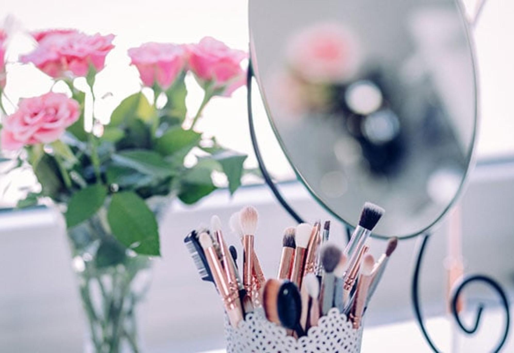 Βρωμιά σκόνη και συσσωρευμένα προϊόντα makeup στα πινέλα του μακιγιάζ: Καθαρίστε τα βήμα βήμα και κάντε τα σαν καινούρια 