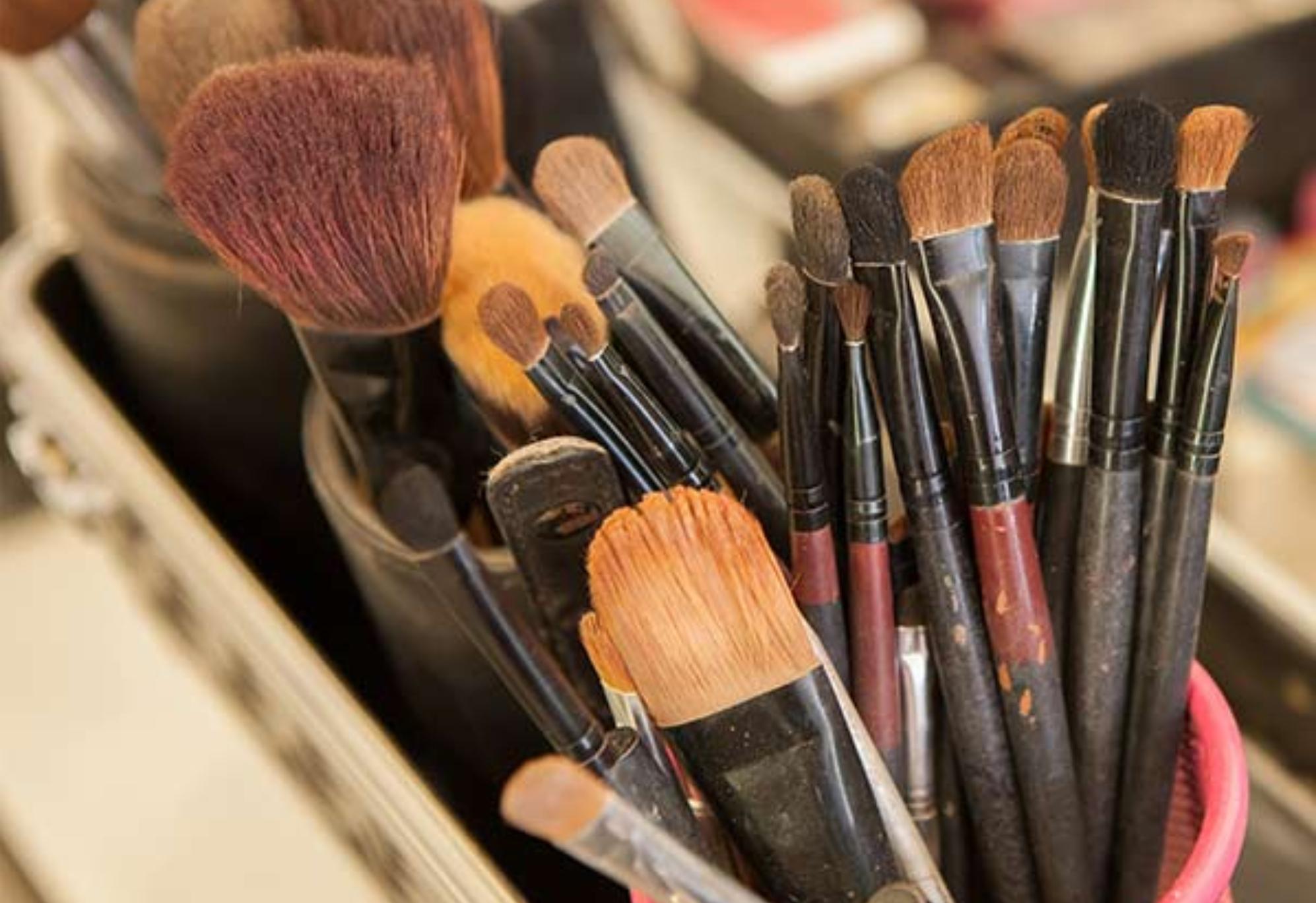 Βρωμιά σκόνη και συσσωρευμένα προϊόντα makeup στα πινέλα του μακιγιάζ: Καθαρίστε τα βήμα βήμα και κάντε τα σαν καινούρια 