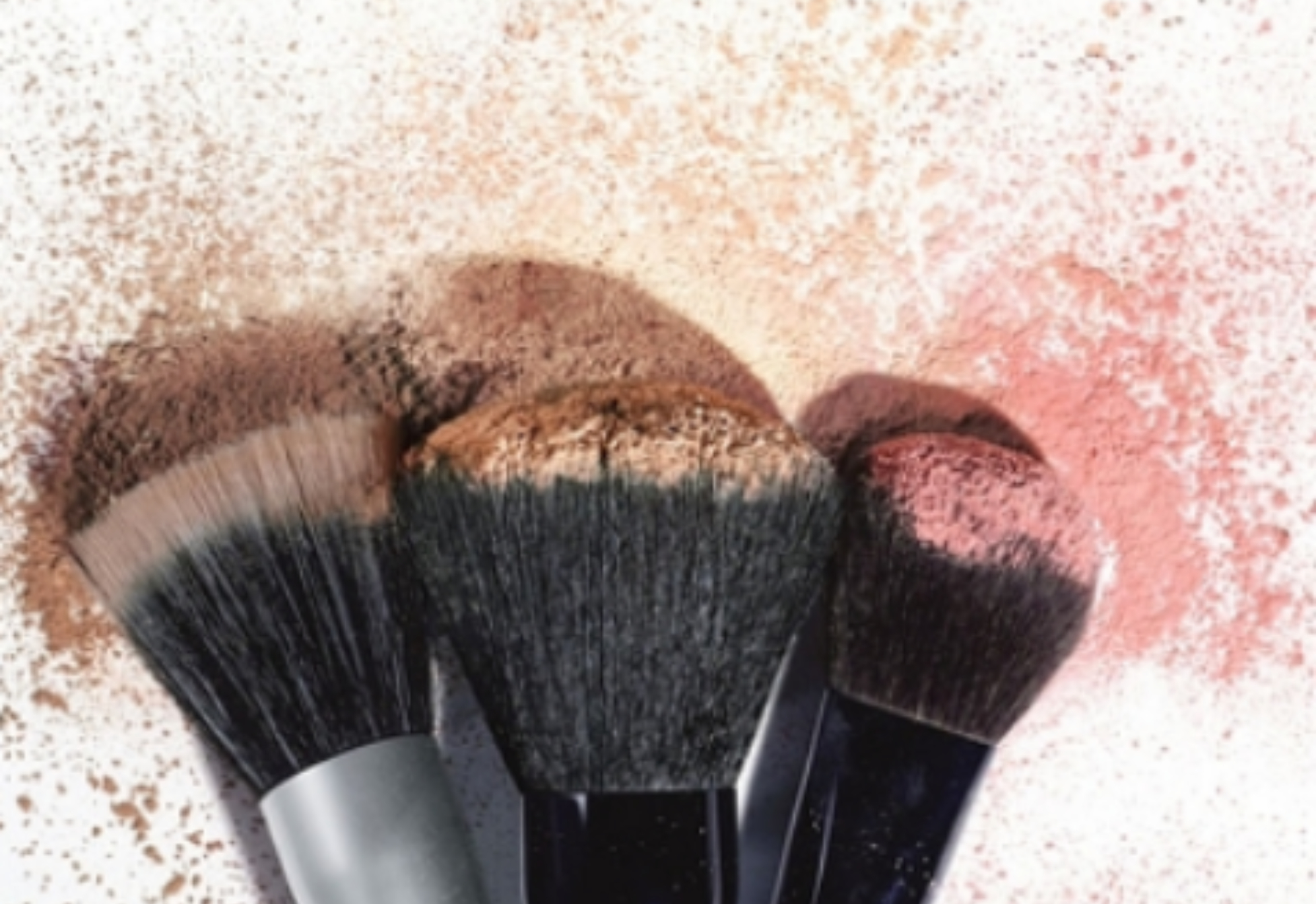Βρωμιά σκόνη και συσσωρευμένα προϊόντα makeup στα πινέλα του μακιγιάζ: Καθαρίστε τα βήμα βήμα και κάντε τα σαν καινούρια 