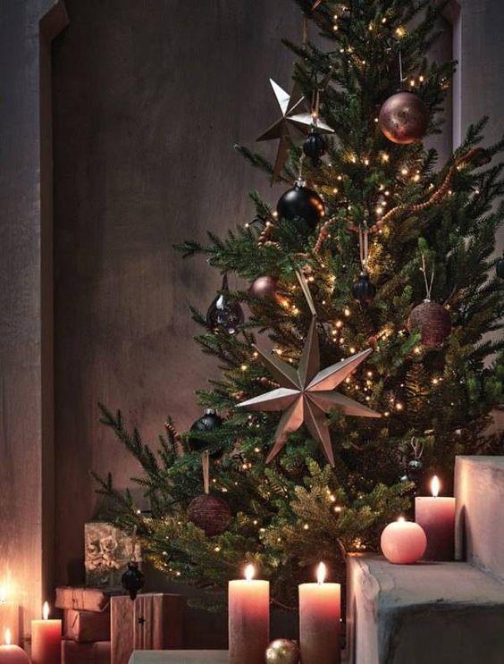 χριστουγεννιάτικο-δέντρο-με-μεταλλικά-στολίδια-ιδέες-