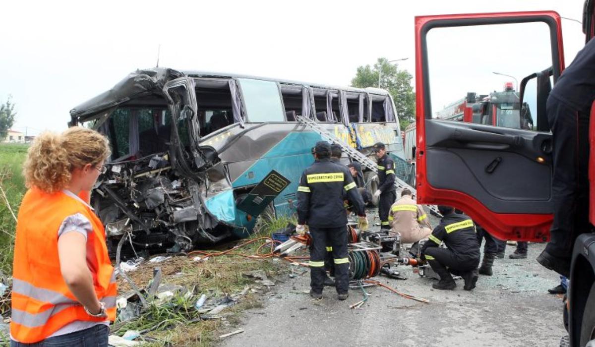 Σύγκρουση φορτηγού με λεωφορείο που μετέφερε μαθητές