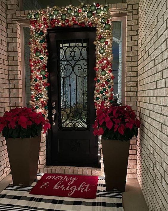 χριστουγεννιάτικες μπάλες-με-φωτάκια-στην-εξώπορτα-ιδέες- χριστουγεννιάτικες μπάλες-με-φωτάκια-στην-εξώπορτα-ιδέες-