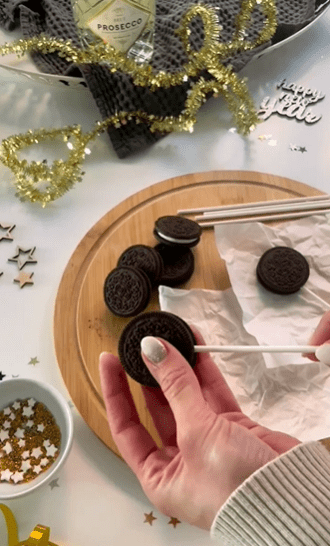 χριστουγεννιάτικα-γλειφιτζούρια-Oreo Pops-συνταγή-
