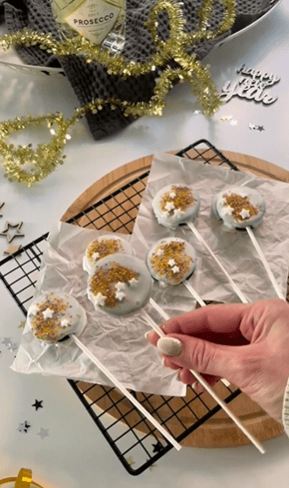 χριστουγεννιάτικα-γλειφιτζούρια-Oreo Pops-συνταγή-