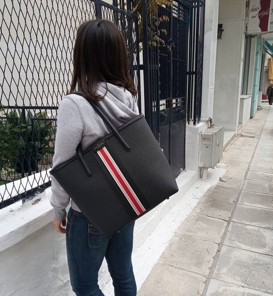 Η Μιράντα απο τον Παράδεισο των Κυρίων με την τσάντα που όλες θέλουμε