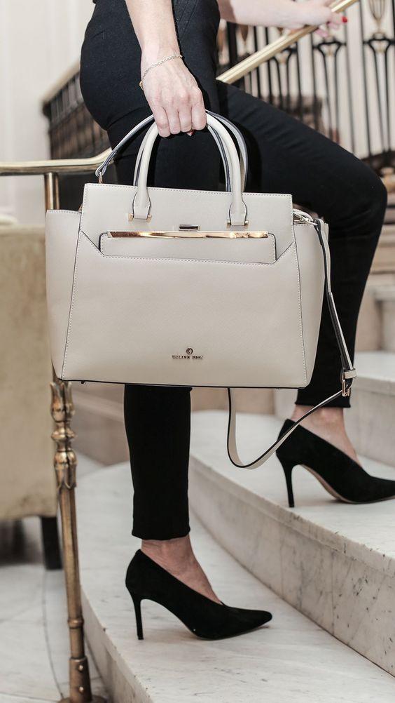 Η Μιράντα απο τον Παράδεισο των Κυρίων με την τσάντα που όλες θέλουμε