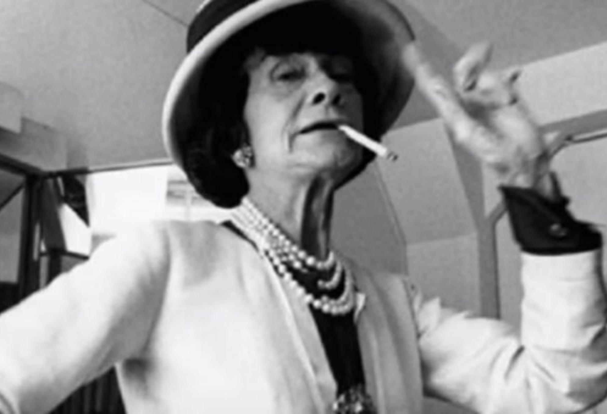 Coco Chanel: Η γυναίκα θρύλος που άλλαξε την ιστορία της μόδας – Η σκοτεινή παιδική ηλικία η θυελλώδης προσωπική ζωή και η μεγαλειώδης καριέρα