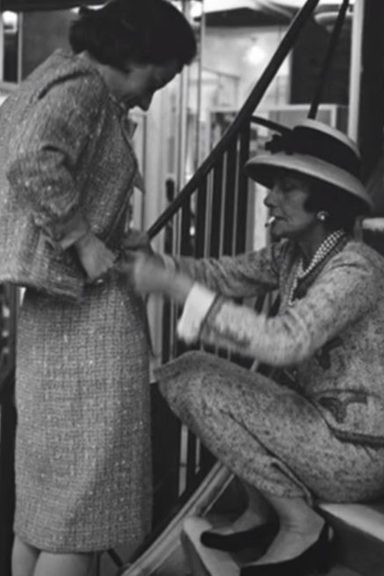 Coco Chanel: Η γυναίκα θρύλος που άλλαξε την ιστορία της μόδας – Η σκοτεινή παιδική ηλικία η θυελλώδης προσωπική ζωή και η μεγαλειώδης καριέρα