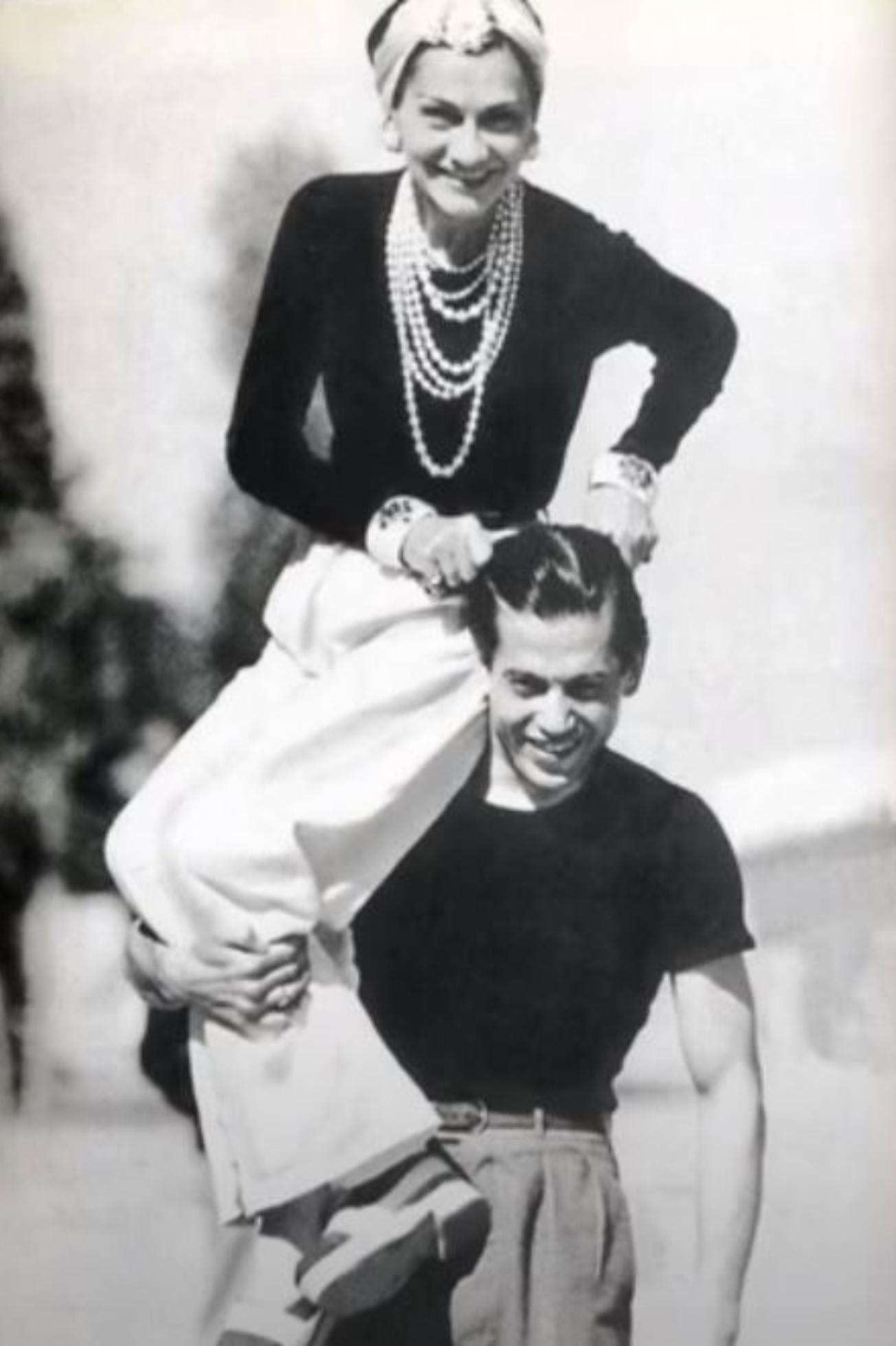 Coco Chanel: Η γυναίκα θρύλος που άλλαξε την ιστορία της μόδας – Η σκοτεινή παιδική ηλικία η θυελλώδης προσωπική ζωή και η μεγαλειώδης καριέρα