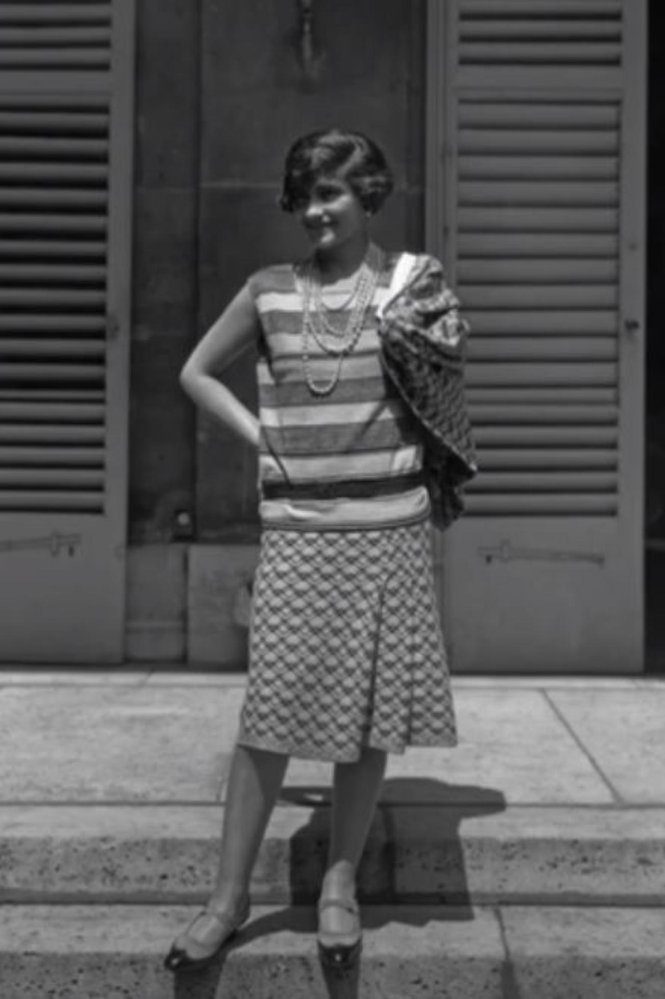 Coco Chanel: Η γυναίκα θρύλος που άλλαξε την ιστορία της μόδας – Η σκοτεινή παιδική ηλικία η θυελλώδης προσωπική ζωή και η μεγαλειώδης καριέρα