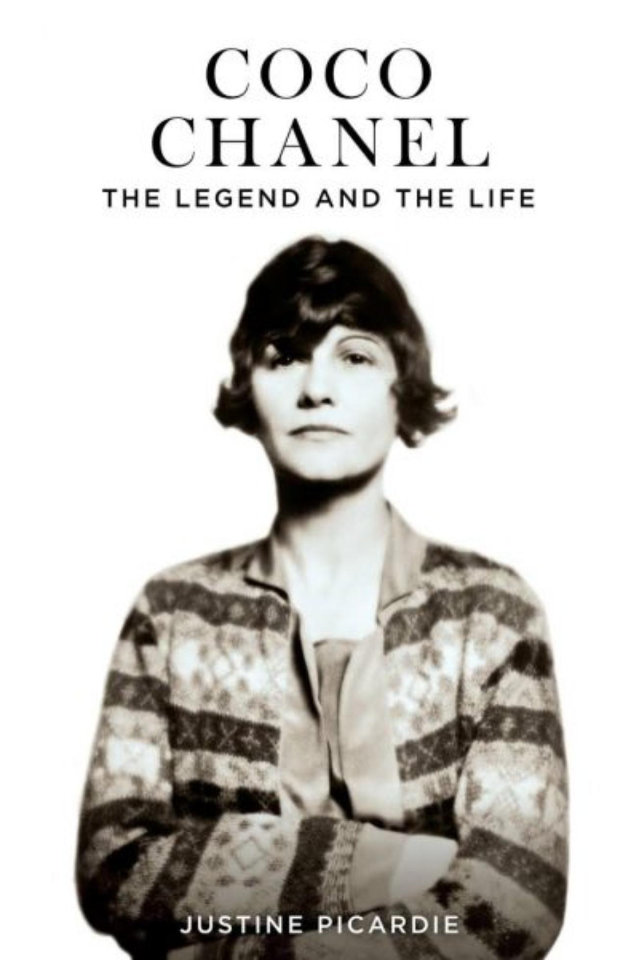 Coco Chanel: Η γυναίκα θρύλος που άλλαξε την ιστορία της μόδας – Η σκοτεινή παιδική ηλικία η θυελλώδης προσωπική ζωή και η μεγαλειώδης καριέρα