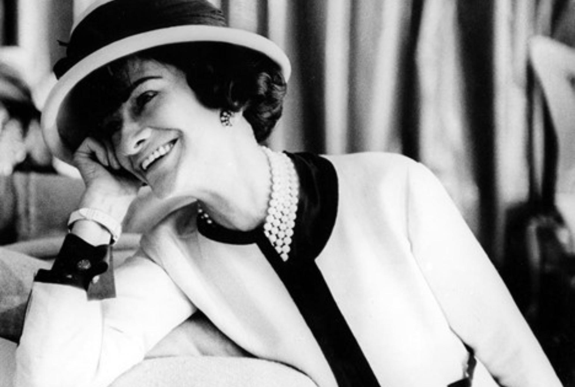 Coco Chanel: Η γυναίκα θρύλος που άλλαξε την ιστορία της μόδας – Η σκοτεινή παιδική ηλικία η θυελλώδης προσωπική ζωή και η μεγαλειώδης καριέρα