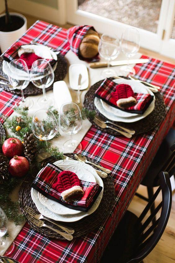 κόκκινο-καρό τραπεζομάντηλο-στο-χριστουγεννιάτικο τραπέζι-ιδέες-