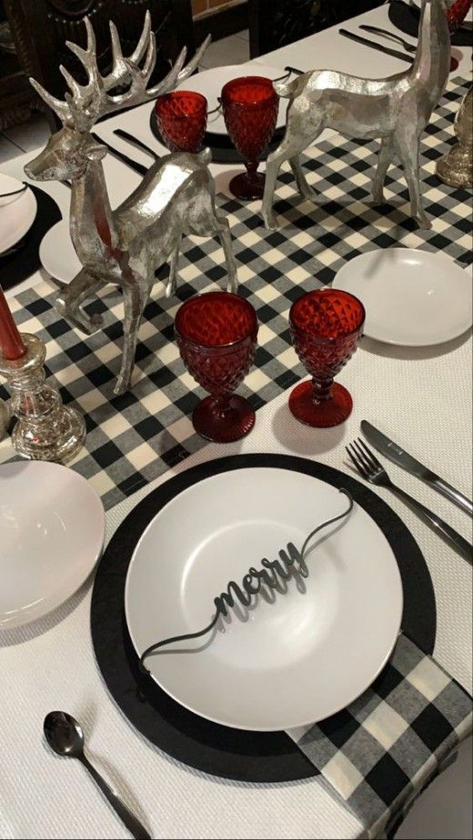 χριστουγεννιάτικη-διακόσμηση-στο-τραπέζι-με-καρό-τραπεζομάντηλο-ιδέες-