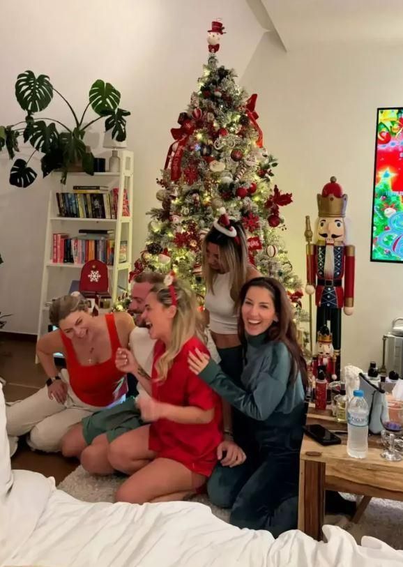 Χριστούγεννα 2023: Οι επώνυμοι στόλισαν – Η διακόσμηση και τα πανύψηλα δέντρα