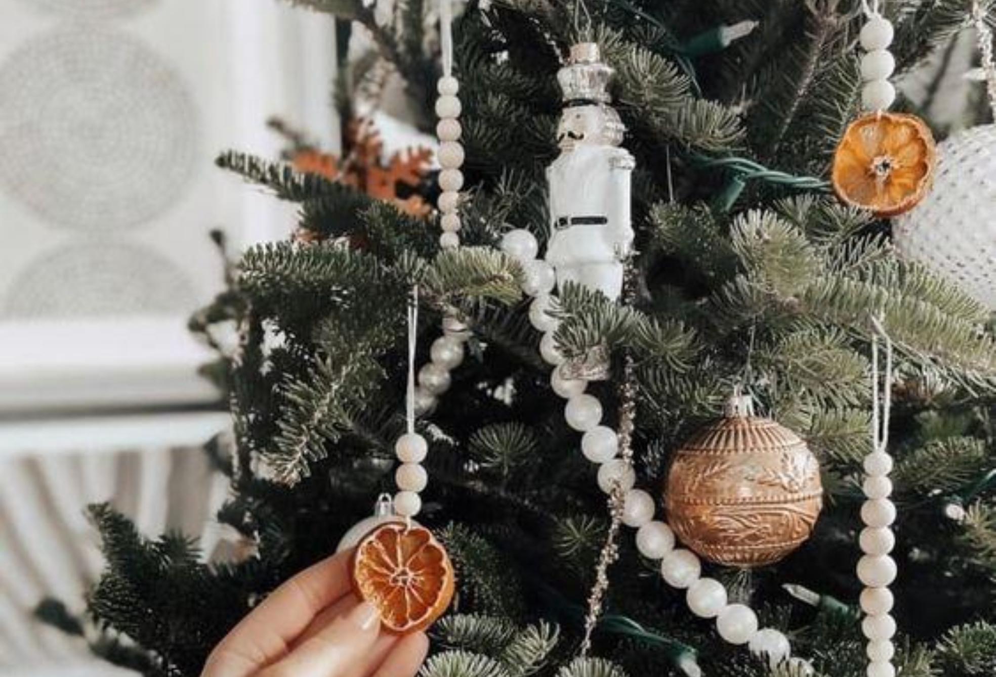 Χριστούγεννα: Πώς να στολίσεις το τέλειο Χριστουγεννιάτικο δέντρο