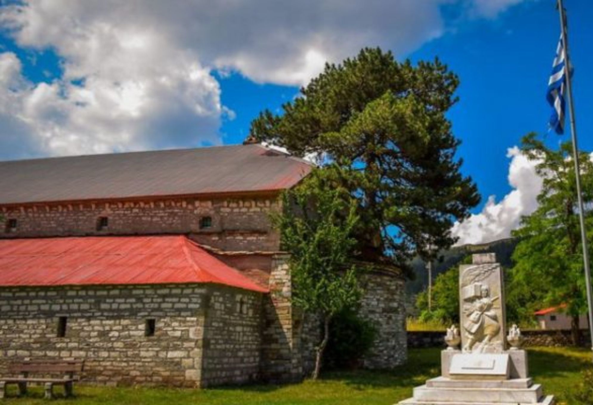 Γρεβενά – Μεγάλη Παναγιά: Το αιωνόβιο πεύκο που έχει τις ρίζες του στην σκεπή της εκκλησίας