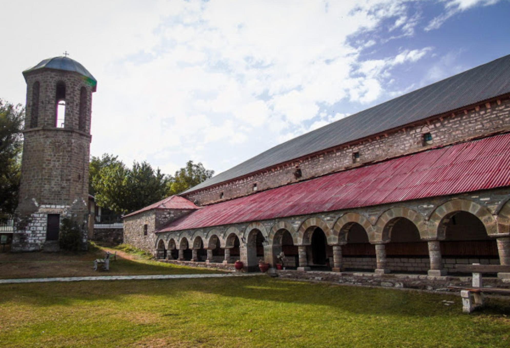 Γρεβενά – Μεγάλη Παναγιά: Το αιωνόβιο πεύκο που έχει τις ρίζες του στην σκεπή της εκκλησίας