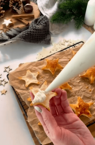 γεμιστά-χριστουγεννιάτικα-αστεράκια-σφολιάτας-για-μπουφέ-συνταγή-