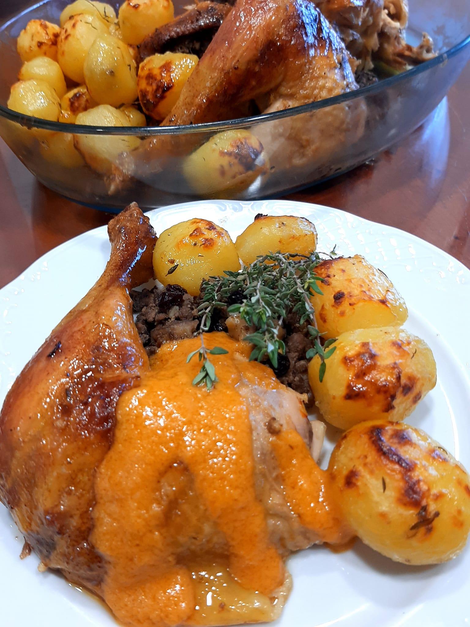 χριστουγεννιάτικο-γεμιστό κοτόπουλο-με-σάλτσα λαχανικών-συνταγή-