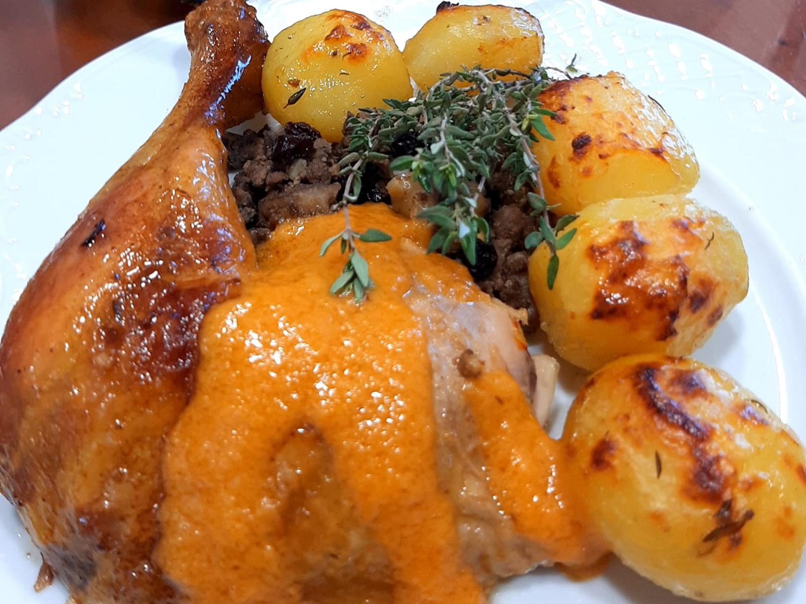 χριστουγεννιάτικο-γεμιστό κοτόπουλο-με-σάλτσα λαχανικών-συνταγή-