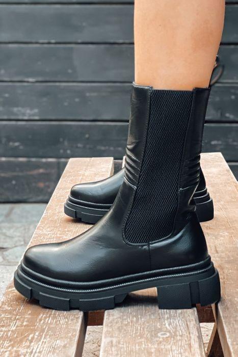 Η Ευαγγέλια Μουμούρη απο την Ηλέκτρα με τα super hot crocks μποτάκια του Χειμώνα που θα λατρέψεις