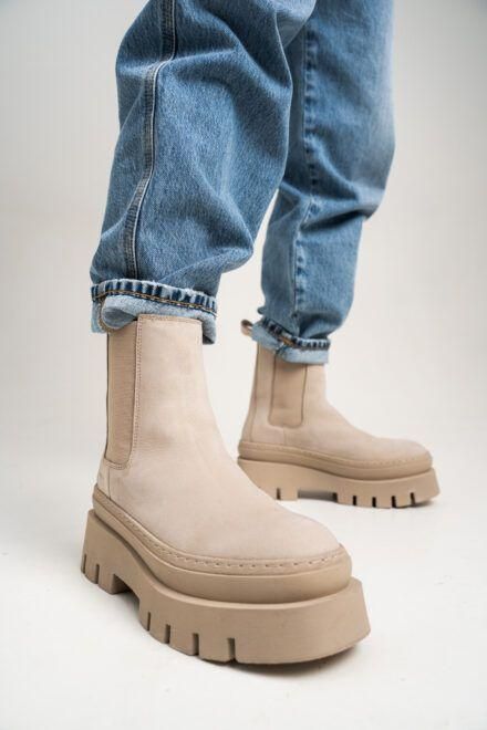 Η Ευαγγέλια Μουμούρη απο την Ηλέκτρα με τα super hot crocks μποτάκια του Χειμώνα που θα λατρέψεις