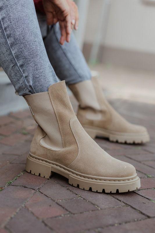 Η Ευαγγέλια Μουμούρη απο την Ηλέκτρα με τα super hot crocks μποτάκια του Χειμώνα που θα λατρέψεις