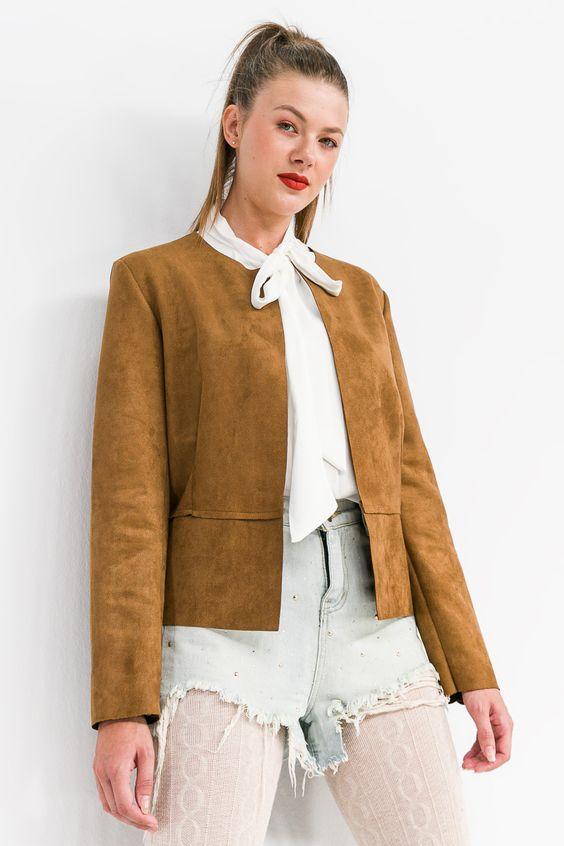 Η Ιωάννα Τριανταφυλλίδου απο τους Παγιδευμένους με το απόλυτο Σουέτ σακάκι που θα ερωτευθείς