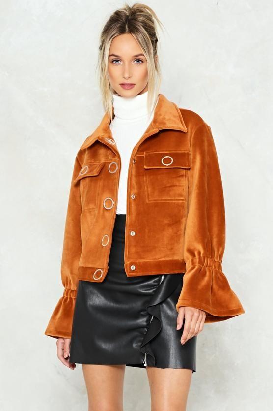 Η Ιωάννα Τριανταφυλλίδου απο τους Παγιδευμένους με το απόλυτο Σουέτ σακάκι που θα ερωτευθείς