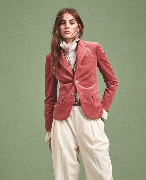 Η Ιωάννα Τριανταφυλλίδου απο τους Παγιδευμένους με το απόλυτο Σουέτ σακάκι που θα ερωτευθείς